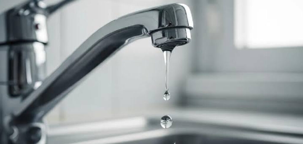 How to Tighten a Kitchen Sink Faucet