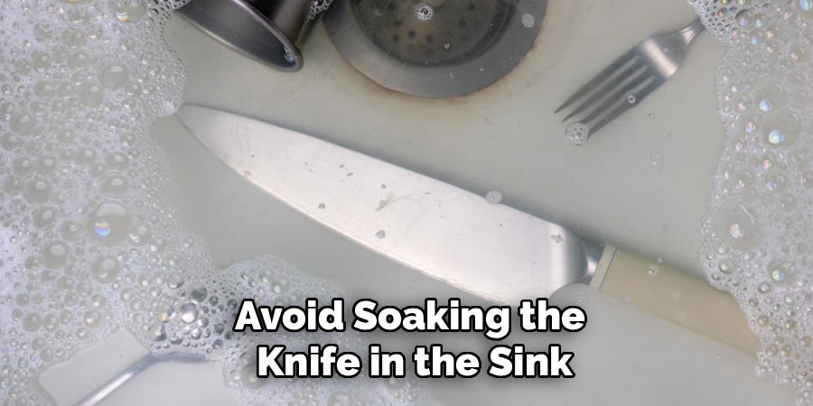Avoid Soaking the
Knife in the Sink