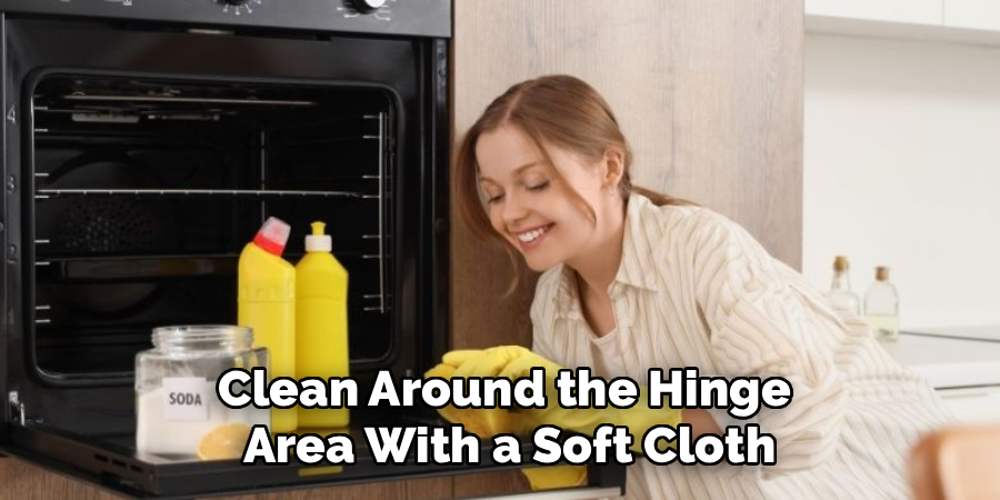 Clean Around the Hinge
 Area With a Soft Cloth