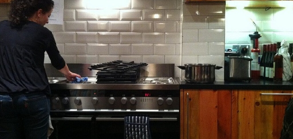 How to Use Ammonia to Clean Oven