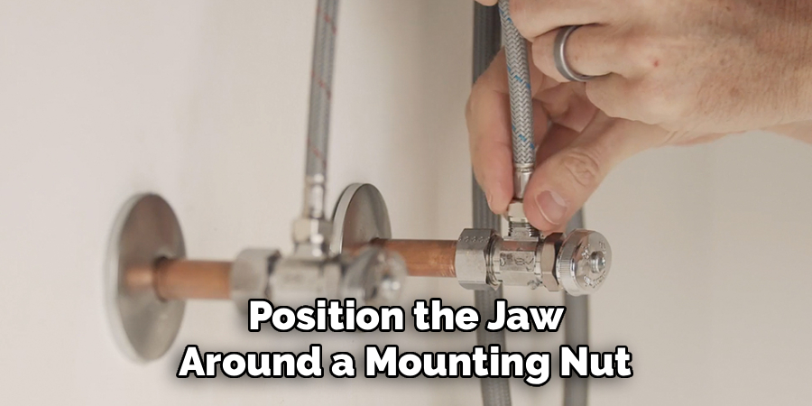 Position the Jaw 
Around a Mounting Nut 
