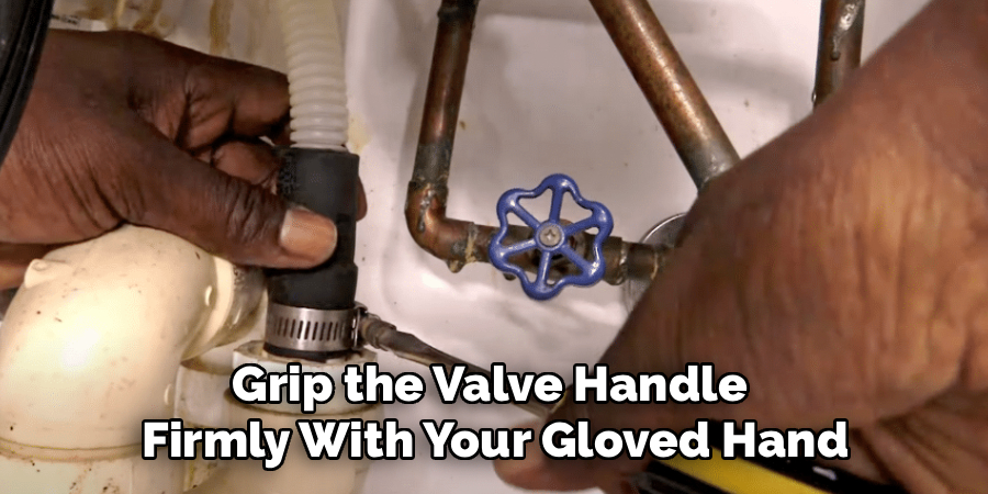 Grip the Valve Handle
Firmly With Your Gloved Hand