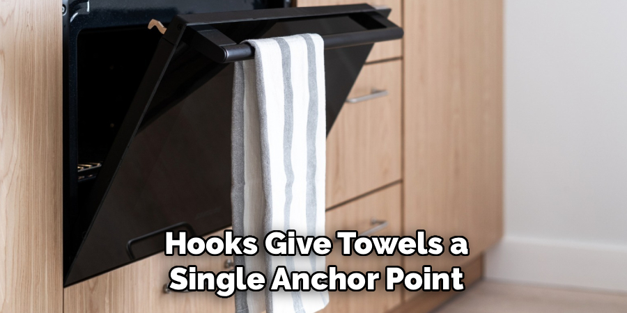 Hooks Give Towels a
Single Anchor Point