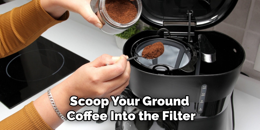 Scoop Your Ground 
Coffee Into the Filter